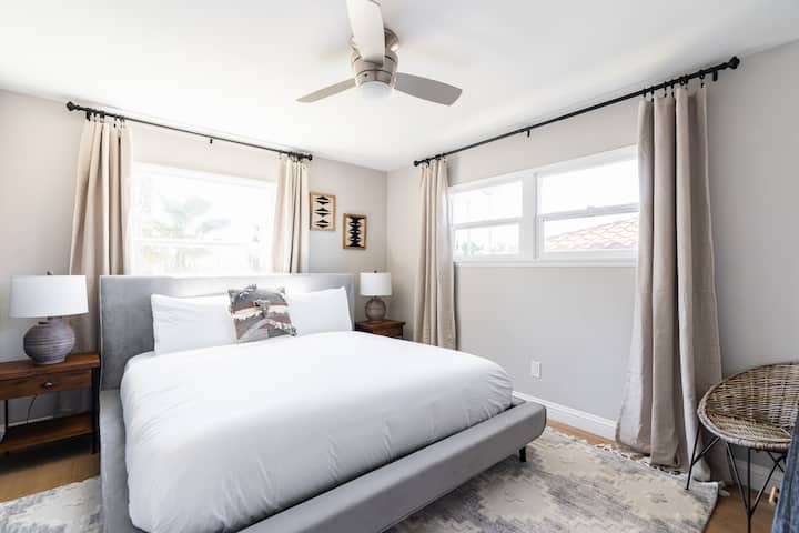 ห้องนอน 2 พร้อมเตียงคิงไซส์ตะวันออก