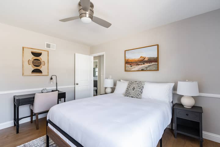 ห้องนอน 3 พร้อมเตียงควีนไซส์และพื้นที่ทำงาน