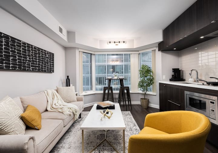 One of Toronto's finest 1BR Condo with a WFH Setup Apartments for Rent in Toronto, Ontario