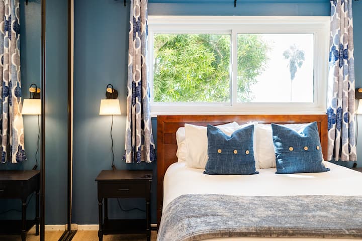 ห้องนอนที่สองมีเตียงควีนไซส์