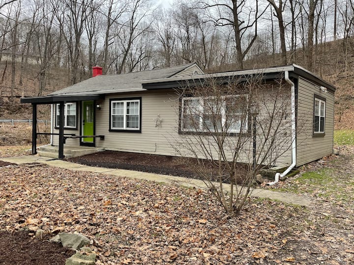 Rustic Cozy Cottage - Lancaster, PA