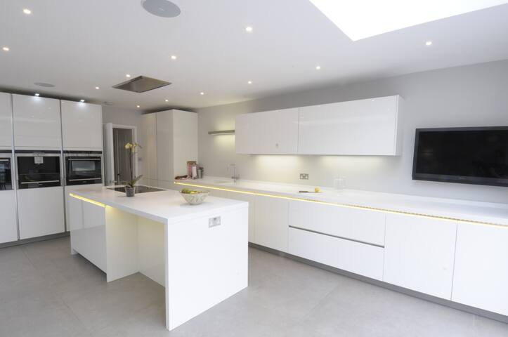 Large Family Home gallery image 4