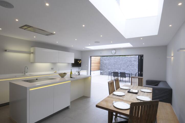 Large Family Home gallery image 2