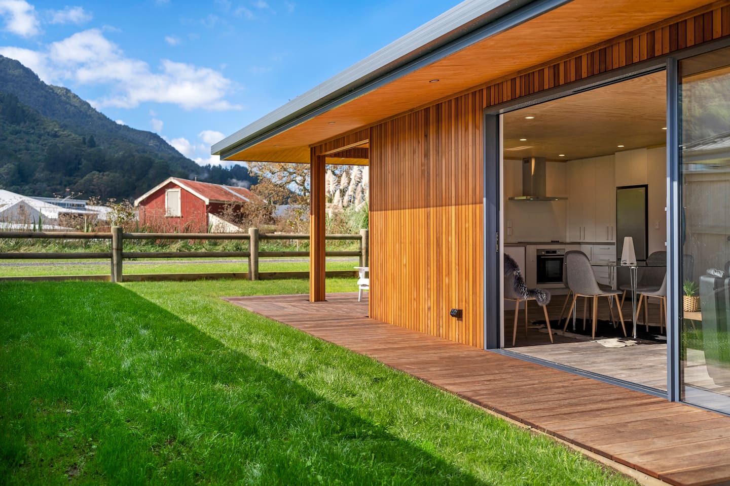 Custom Designed Holiday Home, Next To Cycleway. 3