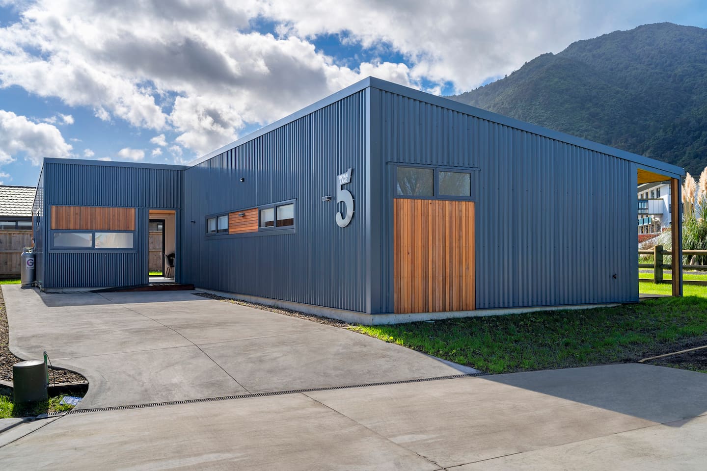Custom Designed Holiday Home, Next To Cycleway. 4