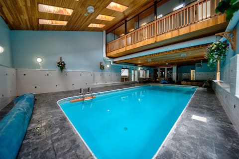 HUGE HOUSE Sleeps 22 Indoor Pool/hottub/gym/sauna