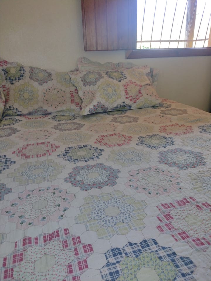 Спалня с 1 двойно легло и 1 единично легло в долната част на къщата.