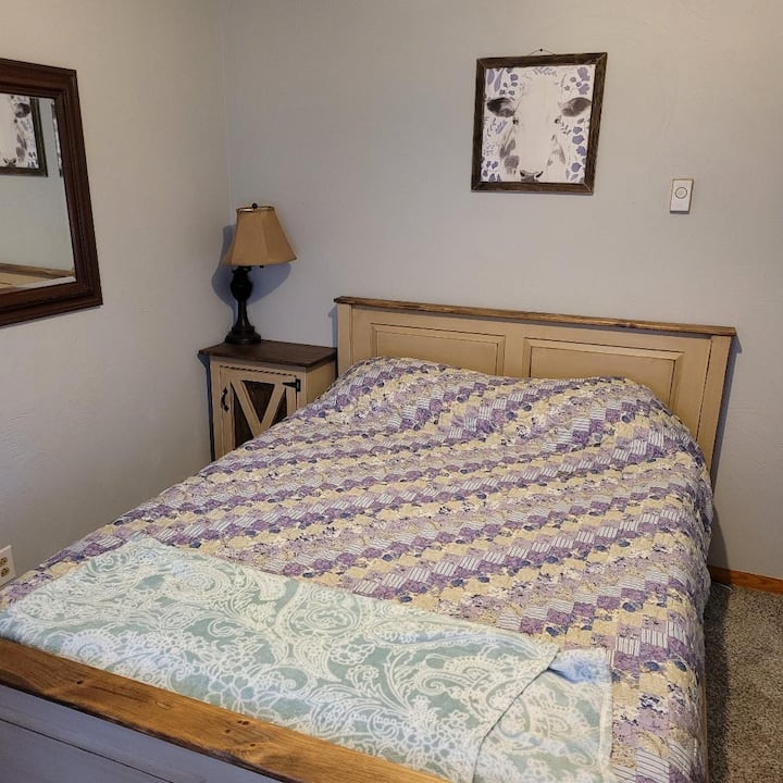 ห้องนอน 1. เตียงควีนไซส์ตู้เสื้อผ้าตู้เสื้อผ้าทีวี