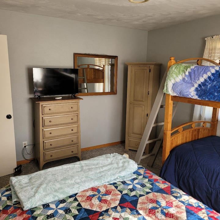 ห้องนอน 2 เตียงขนาดใหญ่และเตียงสองชั้นพร้อมเตียงแฝด 2 หลังพร้อมตู้เสื้อผ้าตู้เสื้อผ้าและทีวี