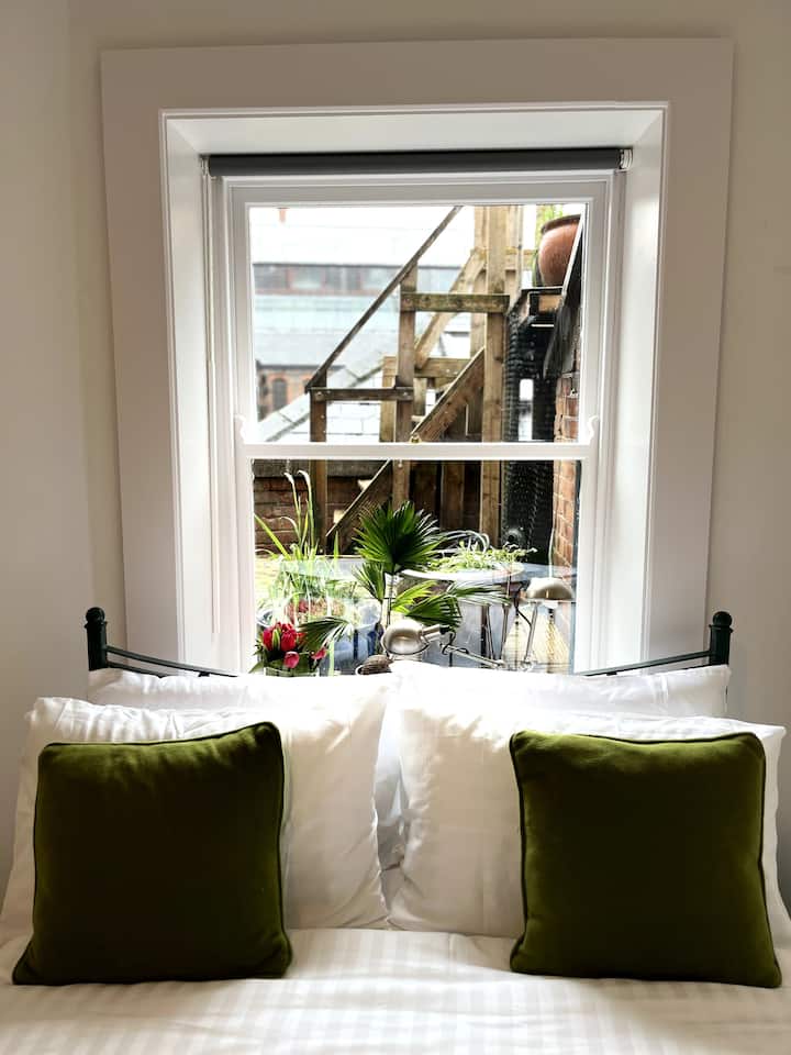 1-ლი სართული საძინებელი #3
Მყუდრო ორადგილიანი, ბევრი სინათლით და უსინათლო ჟალუზით, როცა არ გსურთ! 