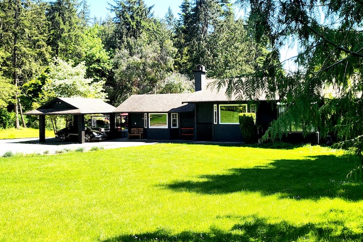 Family Lakehouse on Elk Lake Sleeps 10 Pets OK !