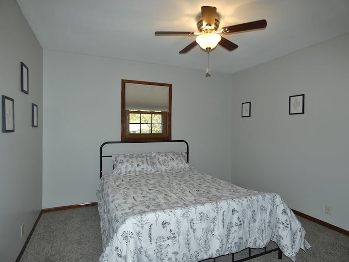 غرفة النوم رقم ثلاثة. سرير بحجم كوين.