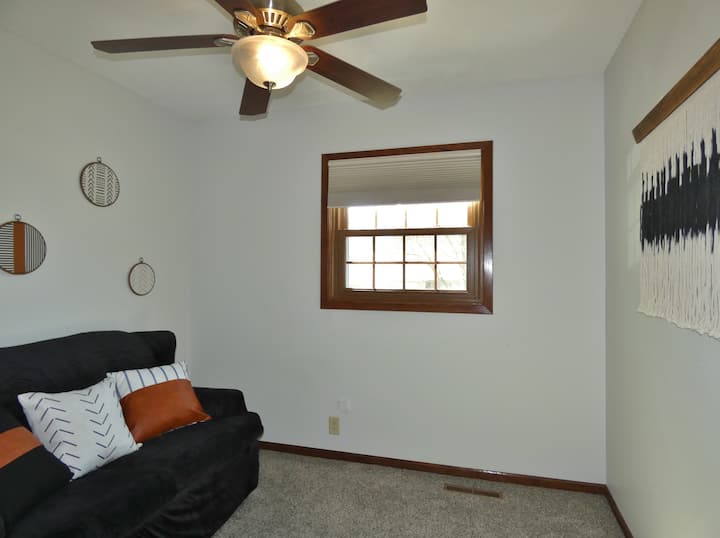 غرفة النوم رقم واحد. تحتوي على أريكة للنوم مع سرير كامل الحجم. 