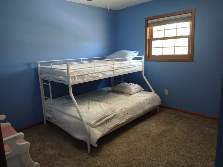 غرفة النوم رقم خمسة. سرير بطابقين مع أسرّة كاملة الحجم وأسرّة مزدوجة.