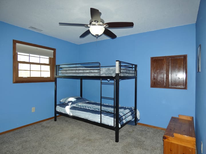 غرفة النوم رقم أربعة. سرير بطابقين بحجم مزدوج.