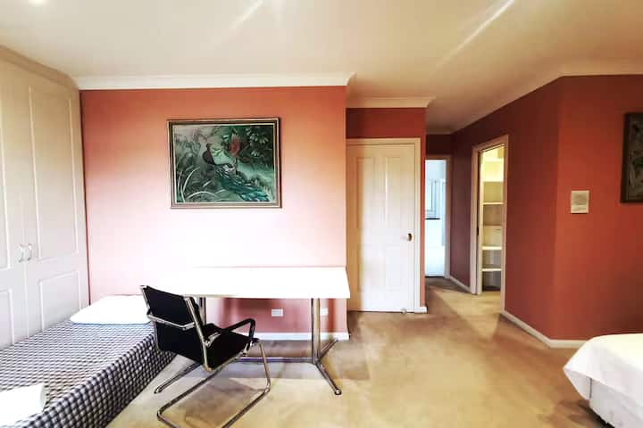 Bureau en eenpersoonsbed