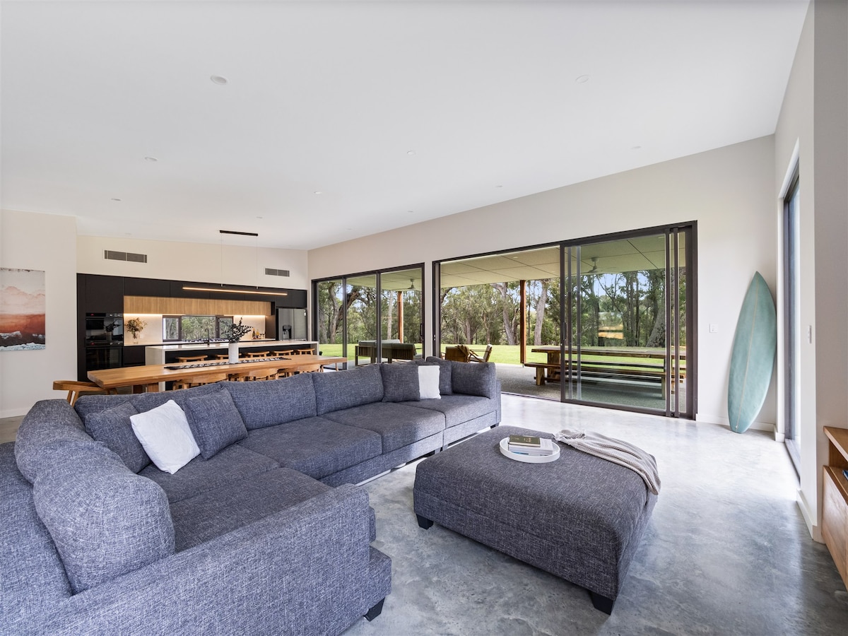 Popular Airbnb listing: Black Cockatoo Retreat - 5 Star Luxury Acreage in Quindalup
