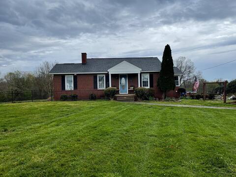 The Farrell - 3bed/1bath Cozy home!