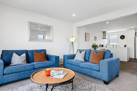 Top Airbnb: Central City 2BR Apartment – Balcony & Parking in Canterbury