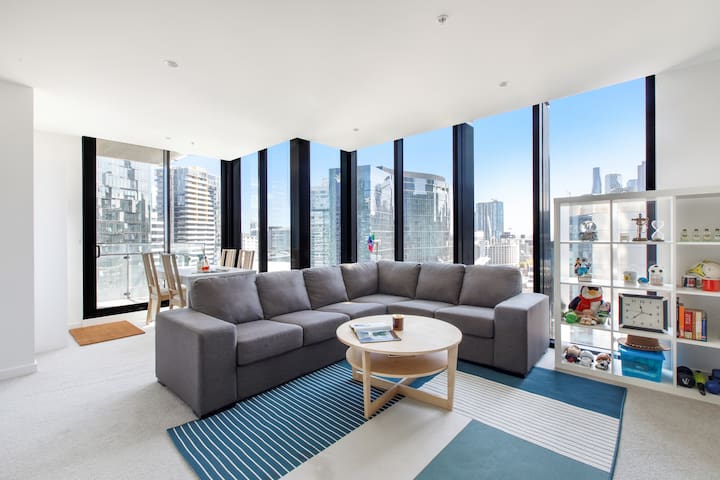 Spacious Modern 2BR Urban Retreat with View gallery image 2