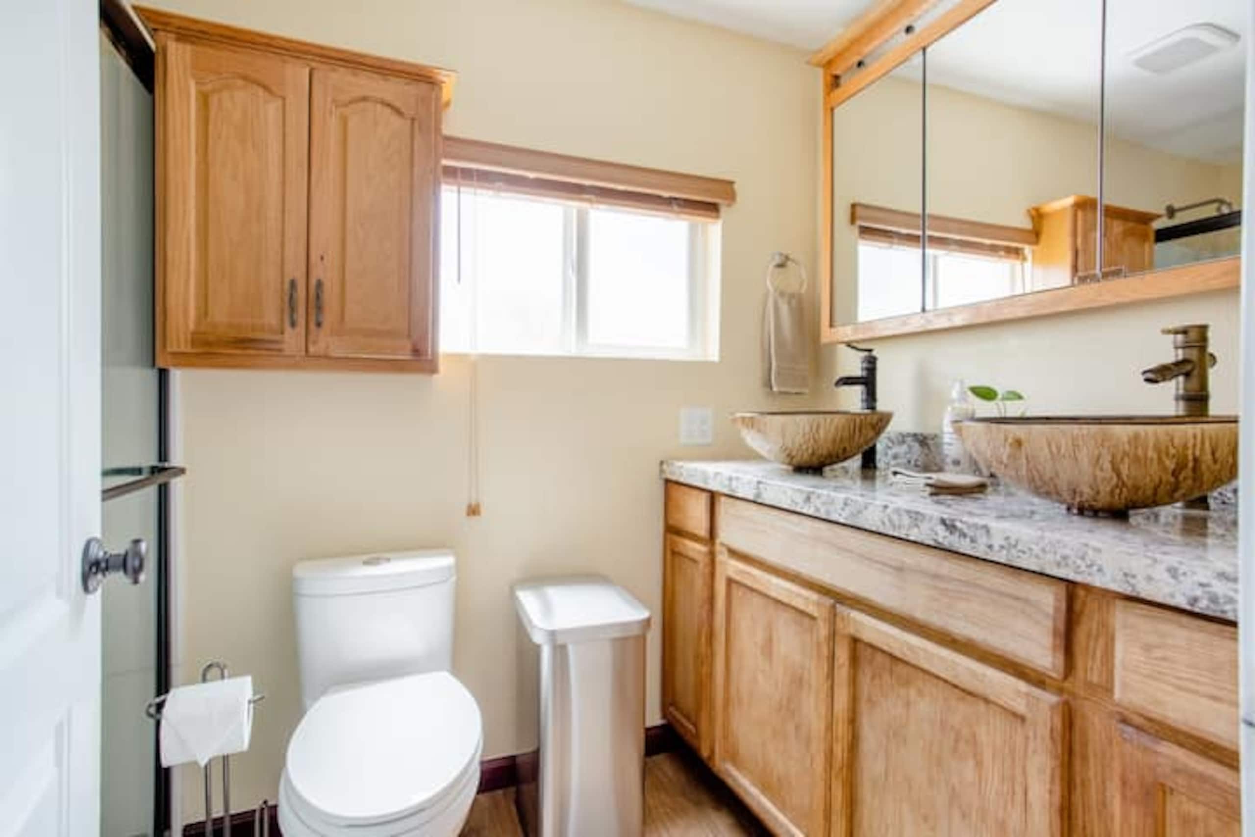 Home in Kailua-Kona · ★4.95 · 2 bedrooms · 2 beds · 1.5 private baths - Image 11
