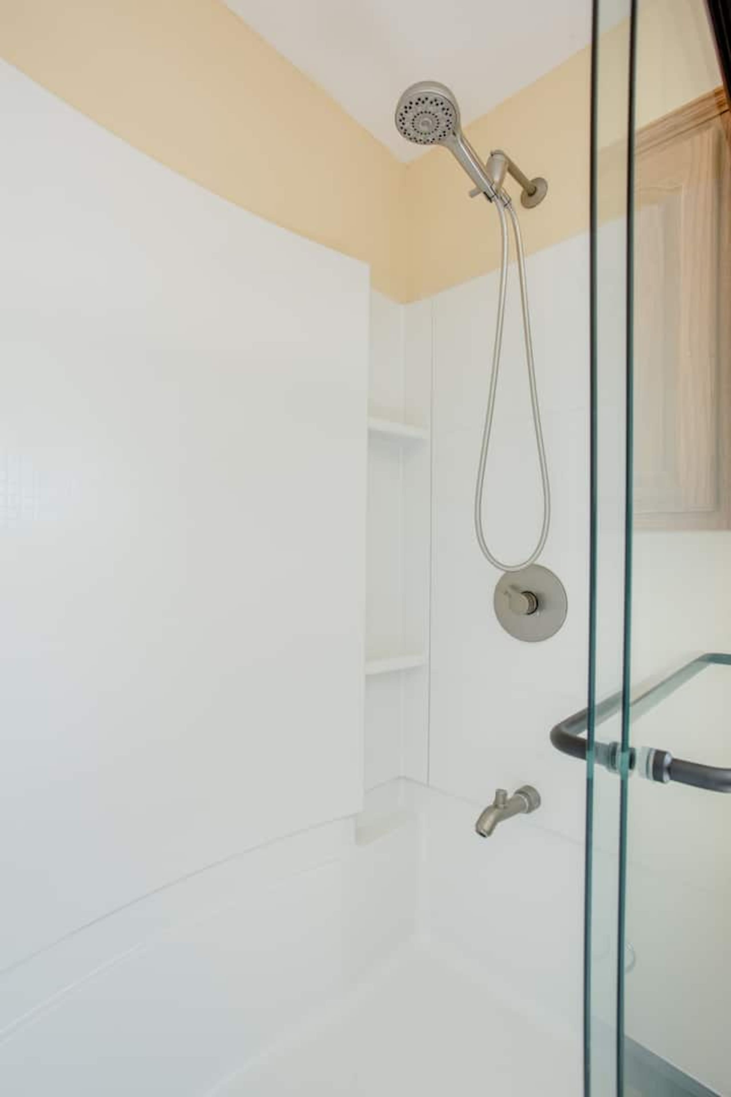 Home in Kailua-Kona · ★4.95 · 2 bedrooms · 2 beds · 1.5 private baths - Image 12