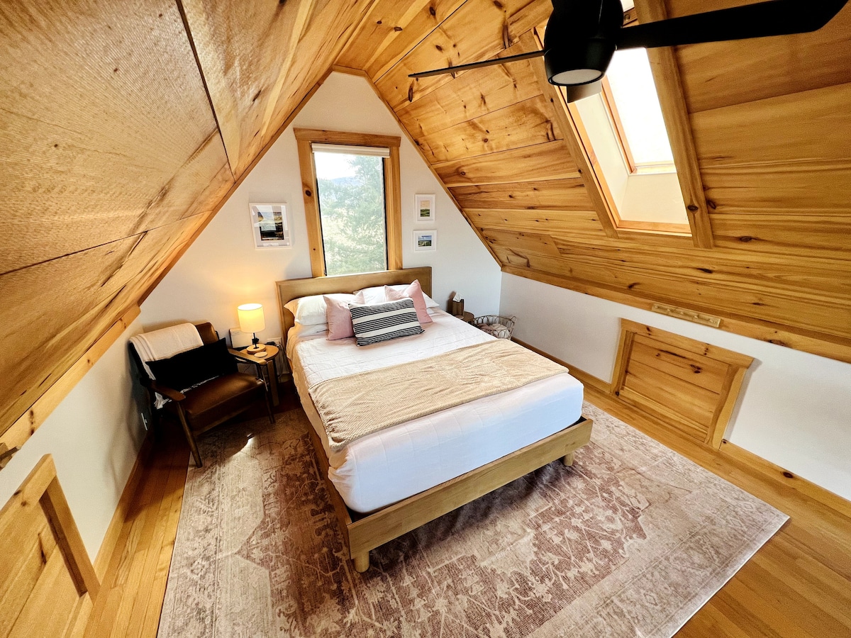 El dormitorio loft cuenta con un cómodo colchón Nectar queen. 