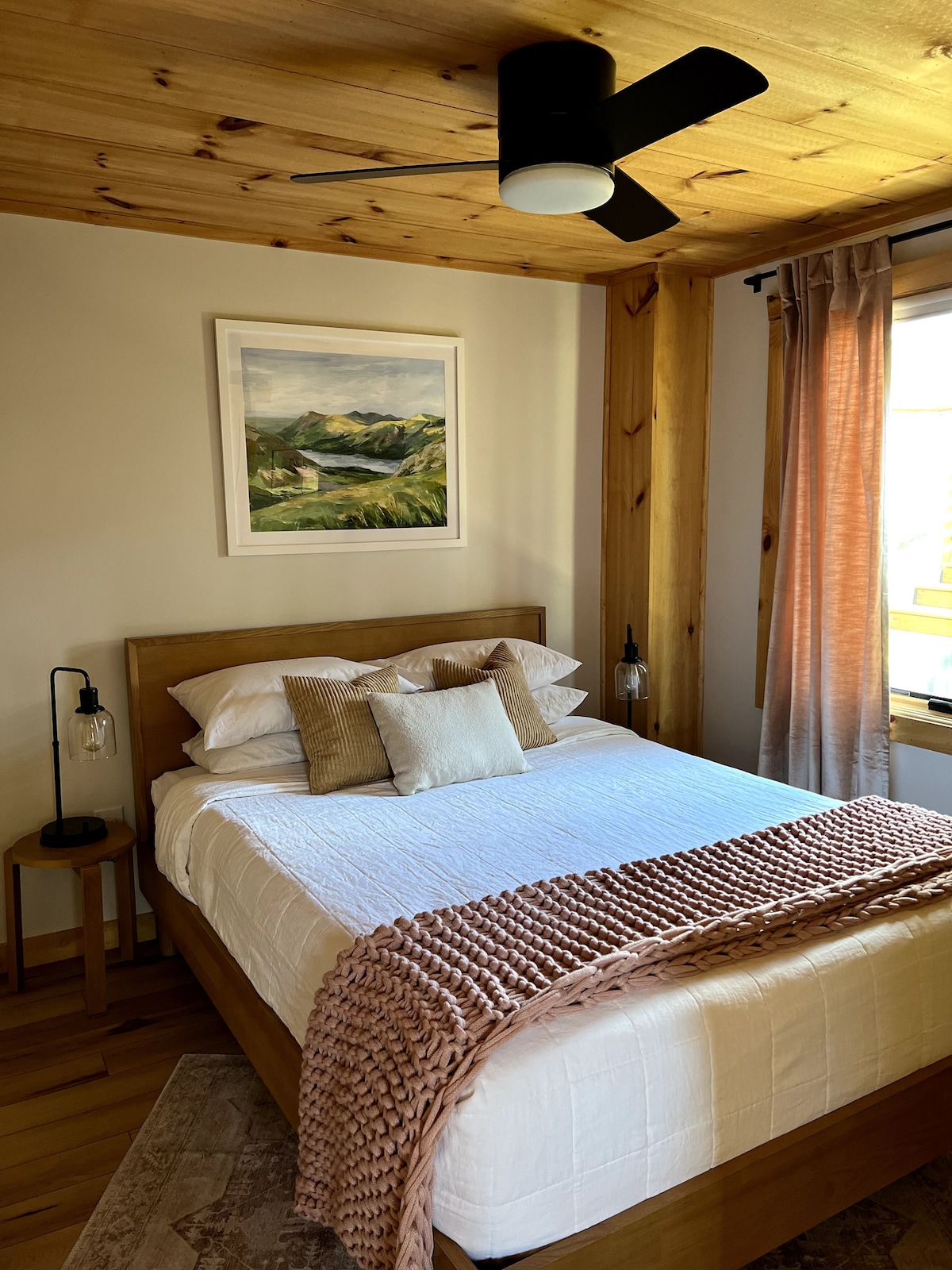 Dormitorio en el primer piso con un colchón Nectar queen. 