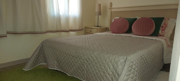 Chambre 1 - Appartement chambre double avec fenêtres et vue sur le jardin. Il dispose d'une grande armoire.