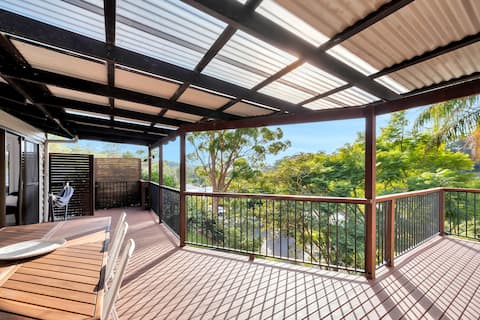 Stunning 4br house in the treetops w deck & views!