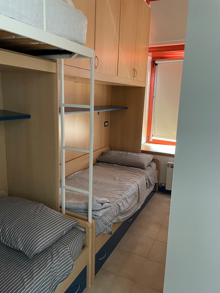 Dhomë gjumi me tre krevate