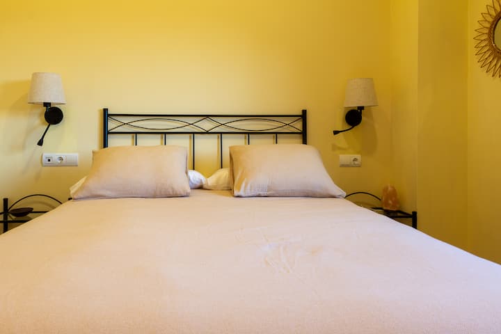 Дупли кревет со канапе. Внатре има дополнителна постелнина и перници.