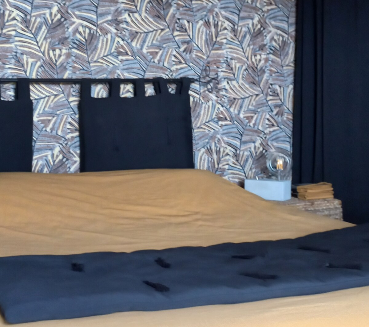 מיטה זוגית על רצפת חדר השינה