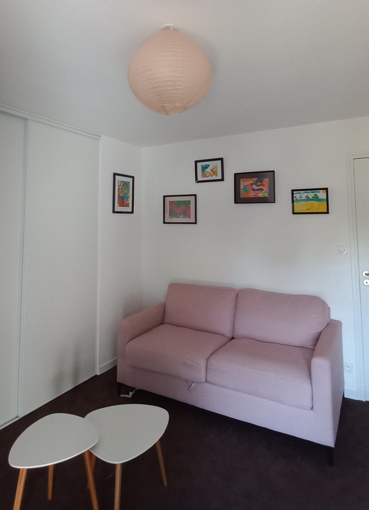 חדר שינה שני עם מיטת תינוק וספה נפתחת