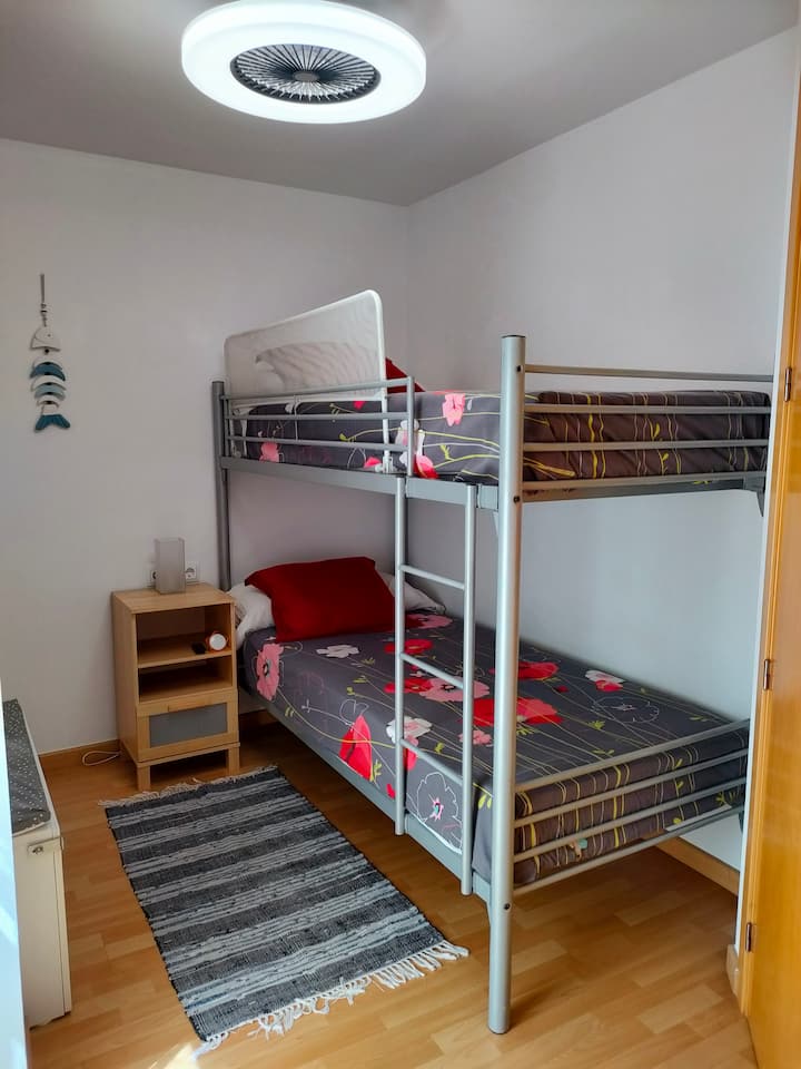 ДВОЙНА СПАЛНЯ с двуетажни легла