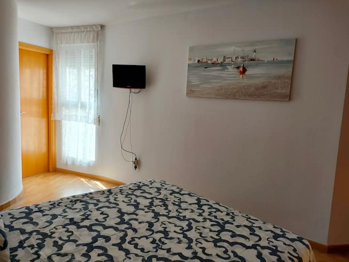 ОСНОВНА СПАЛНЯ с телевизор