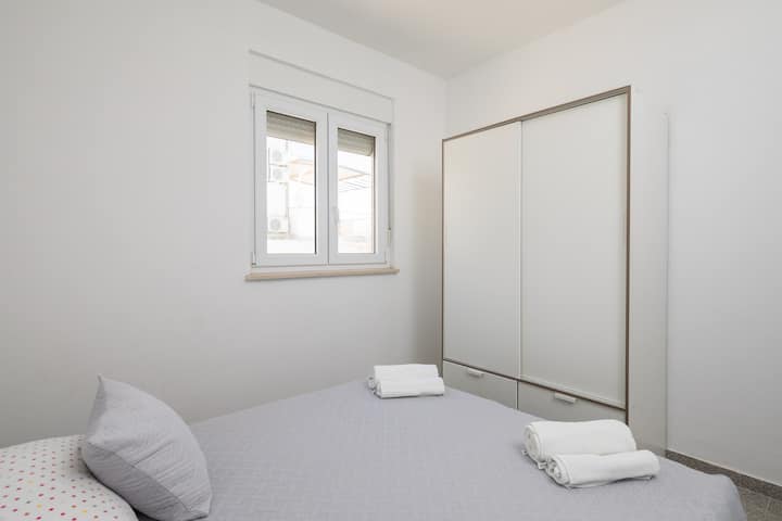 Спална соба со голем брачен кревет (широк 110-124 см)