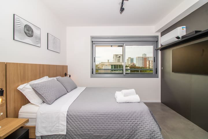 جناح رئيسي مع سرير بحجم كوين وتكييف هواء وتعتيم للنوافذ وتركيبات إضاءة