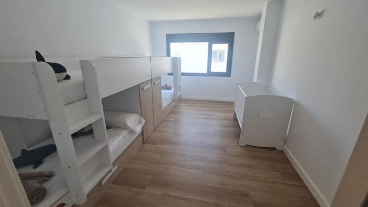 Dhoma e gjumit 6. Këtu ka 6 krevate.