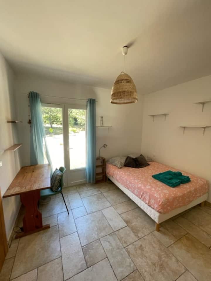 Habitación con cuarto de baño , da directamente al jardín y piscina