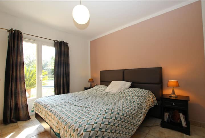 Habitación principal con gran vestidor y baño (bañera+ ducha a ras de suelo)