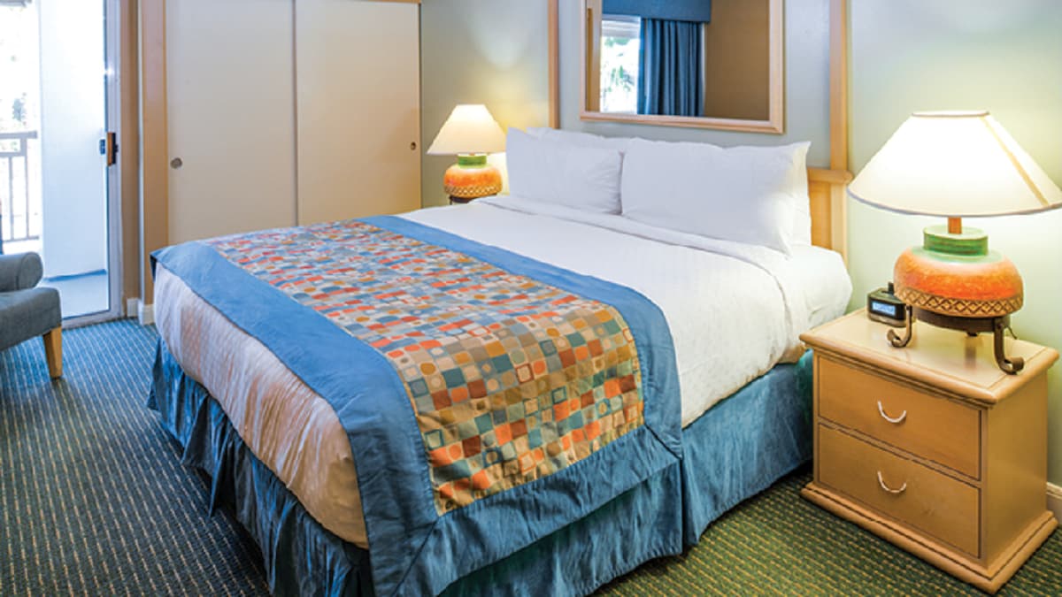 クイーンサイズのゲスト用寝具は快適で魅力的です。