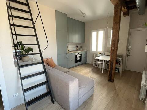 Popular Airbnb listing: A penthouse with a terrace in the center in Comunidad De Madrid