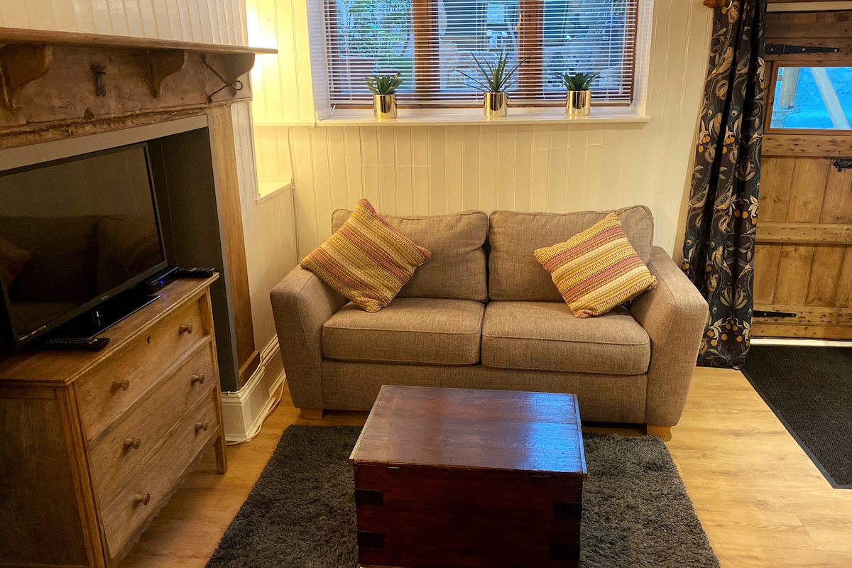 Top Airbnb: Gallery Garden Flat in Guestling