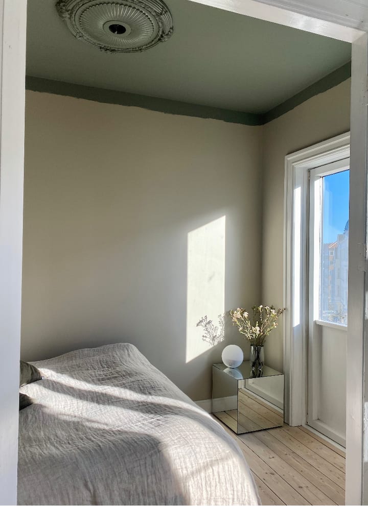 Spálňa s veľkou, vyvýšenou manželskou posteľou veľkosti Queen.
Francúzsky balkón s výhľadom na oceán 