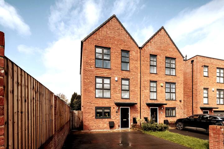 4 Bedroom, 3 Bathroom House for Contractors gallery image 3