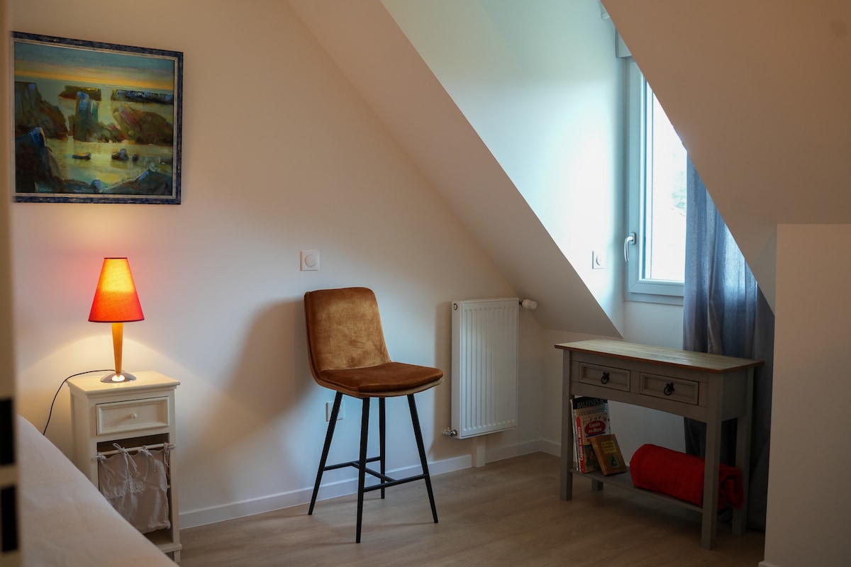 Във втората спалня има разтегателно легло и скрин.