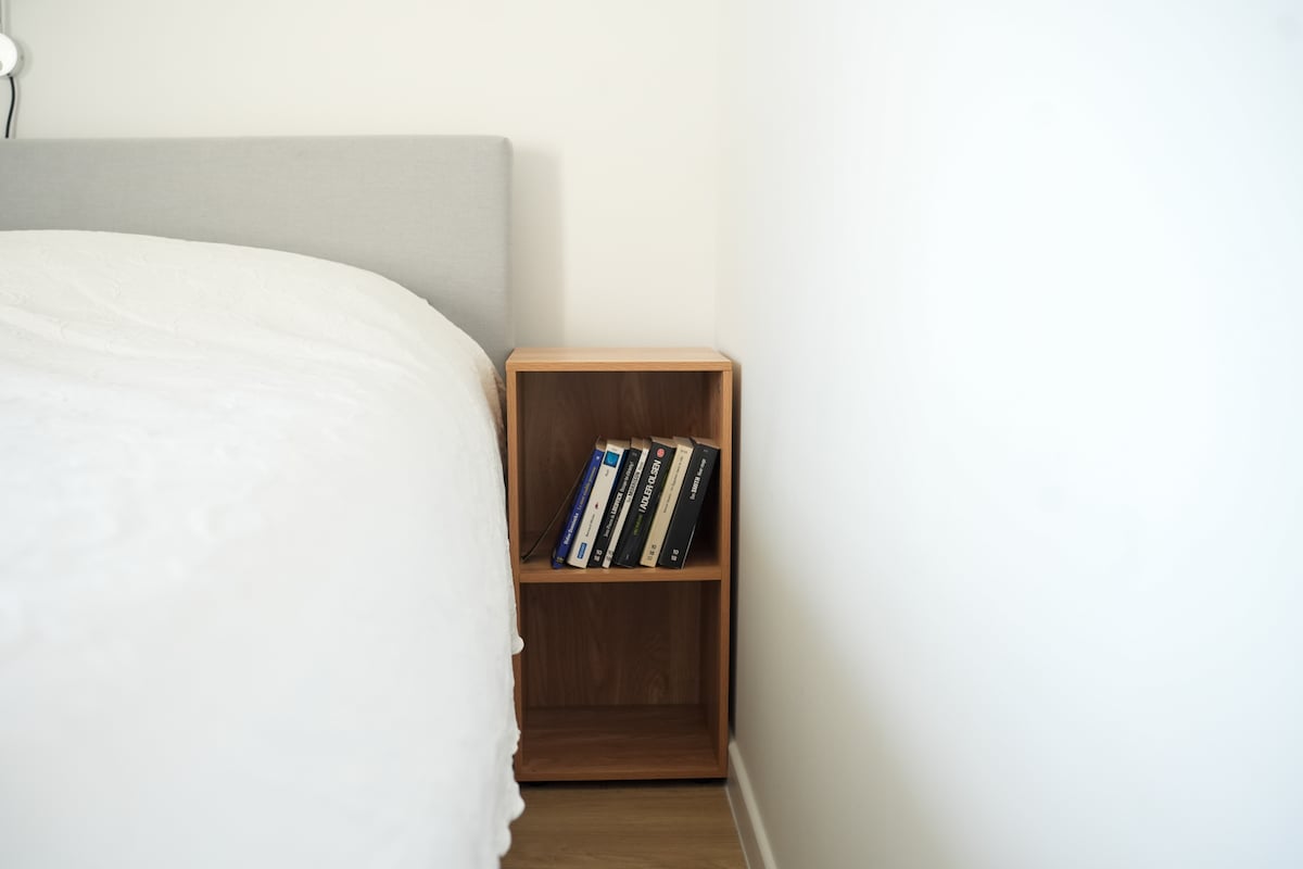 В първата спалня има двойно легло с възглавници и олекотена завивка, както и скрин и гардероб.