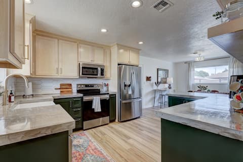 Updated Mustang Charmer, Clean, Close, Convenient!