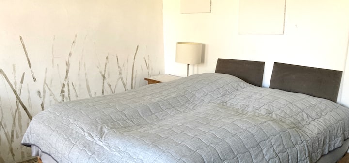 schlafzimmer mit Doppelbett und Schlafsofa